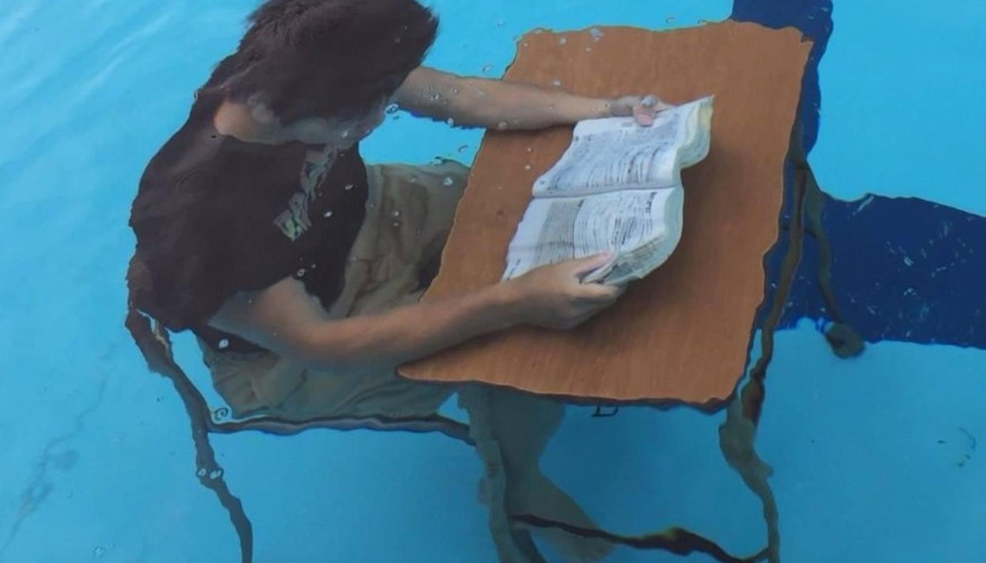 Estudiando en la piscina